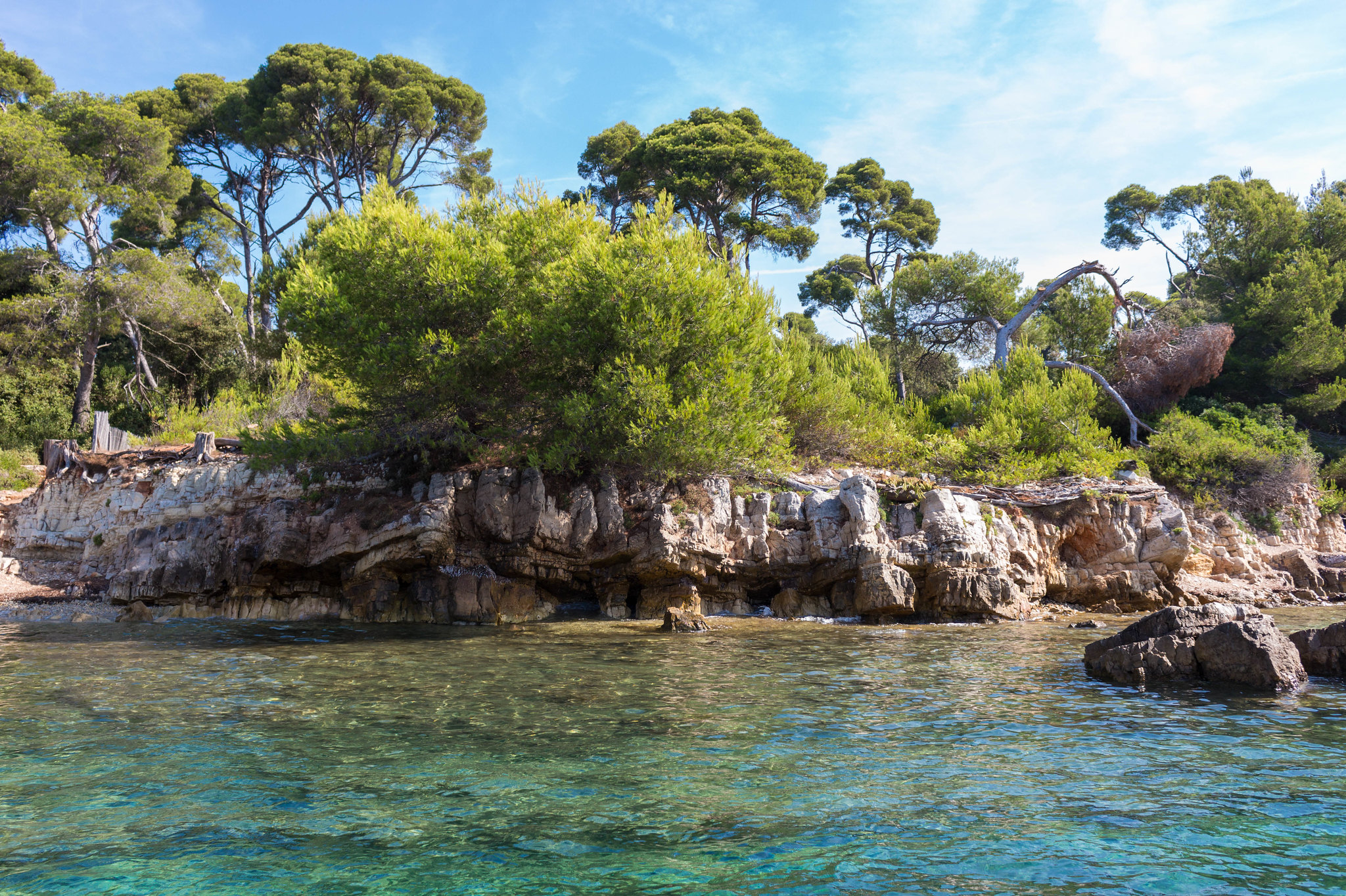 Evade en el paraíso: descubre la serenidad de las islas Lérins desde su apartamento de diseño en Cannes